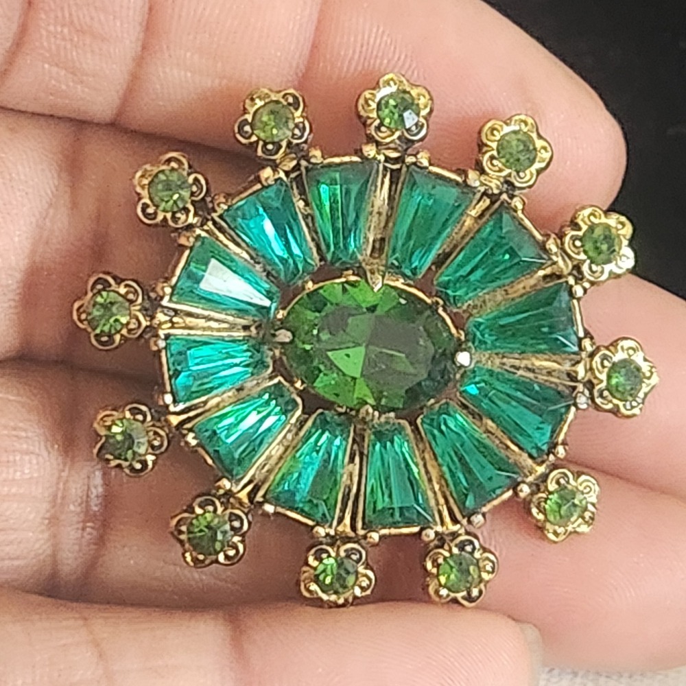 Vintage Emerald Green Sunburst Brooch Gold Tone Rhinestone Starburst Pin 1.5" - Picture 8 of 10